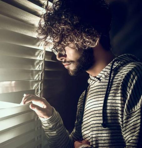 دانلود آهنگ دیدنش حال مرا یک جور دیگر میکند همراه با متن