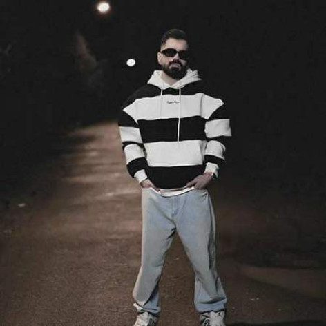 دانلود آهنگ عادل میرزایی به نام چتریاش اومده رو صورتش وای همراه با متن